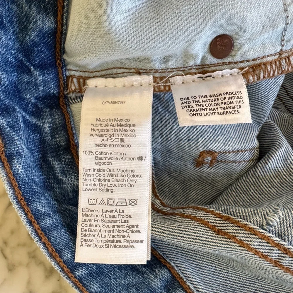 NWT Madewell Long Denim Shorts in Pedersen Wash 26 missing interior button